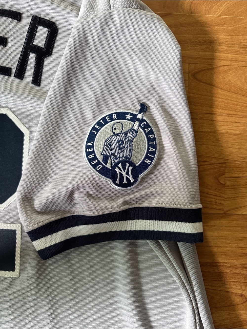 New York Yankees Derek Jeter Retro 2000’s Majestic Road Jersey - Picture 8 of 8